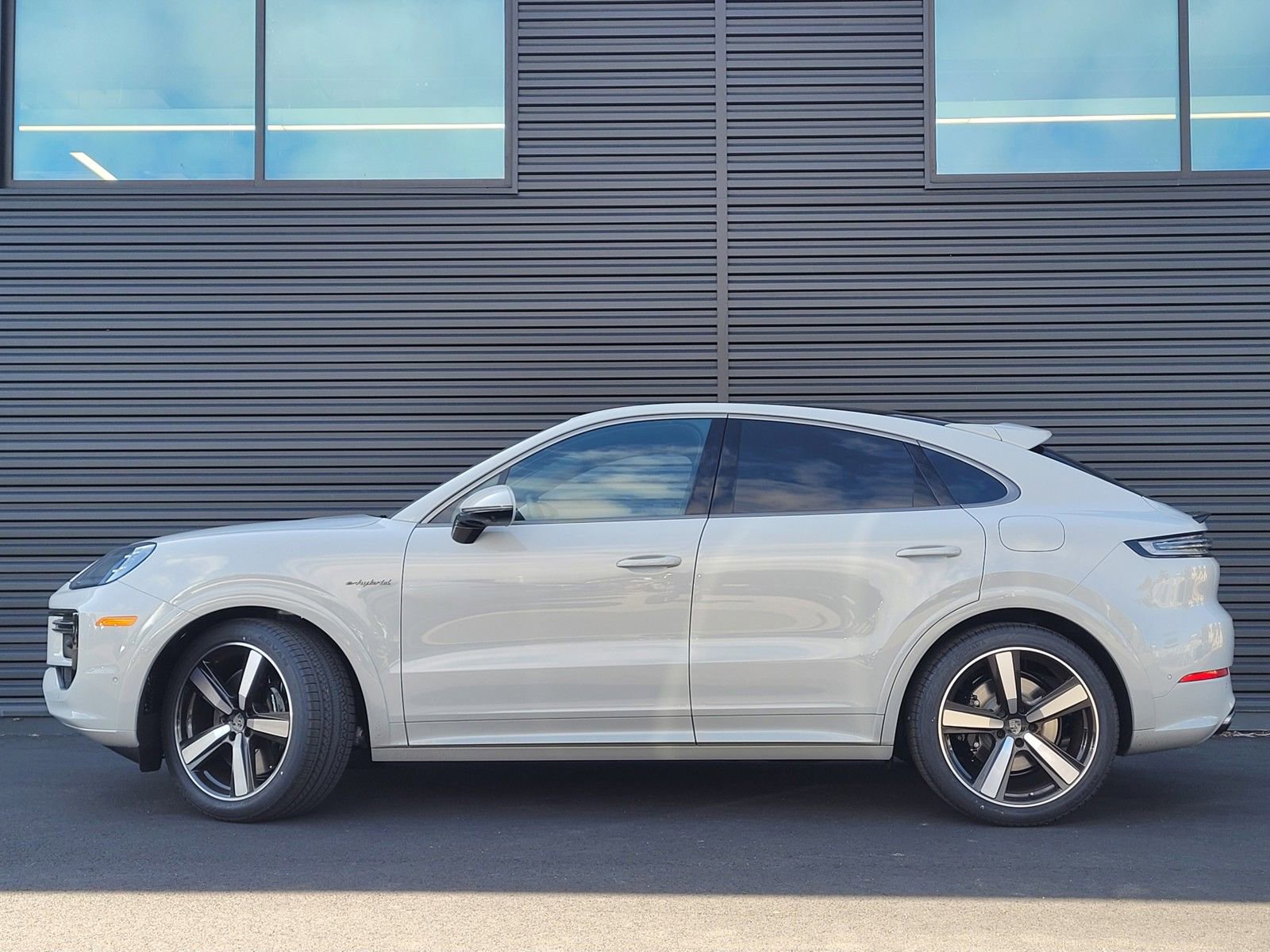 New 2025 Porsche Cayenne Turbo AWD/4WD image 2