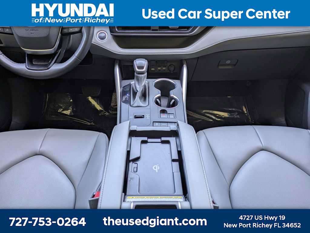 Used 2020 Toyota Highlander XLE FWD image 25