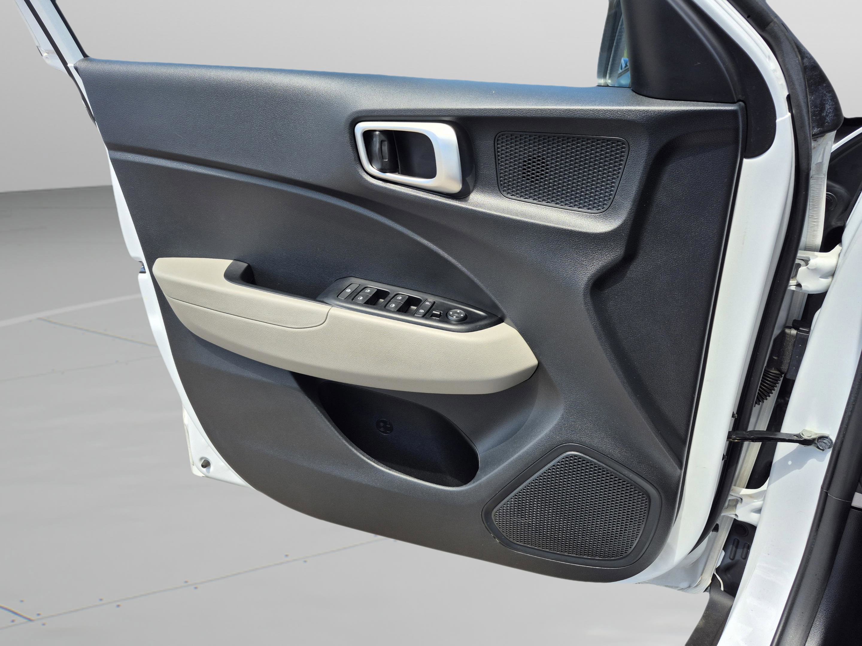 Used 2023 Hyundai Venue SEL FWD image 21