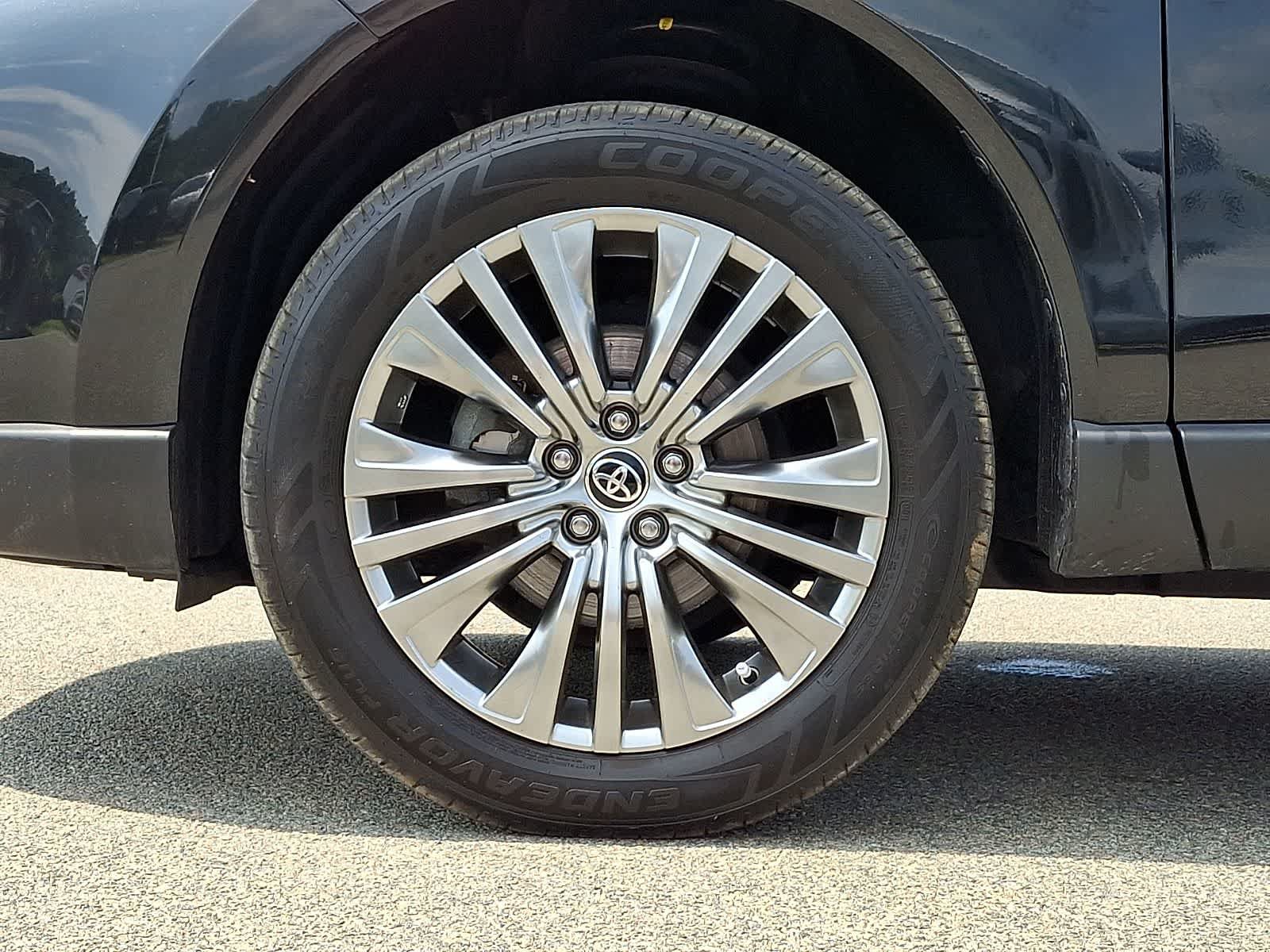 Certified 2022 Toyota Venza XLE AWD/4WD image 11