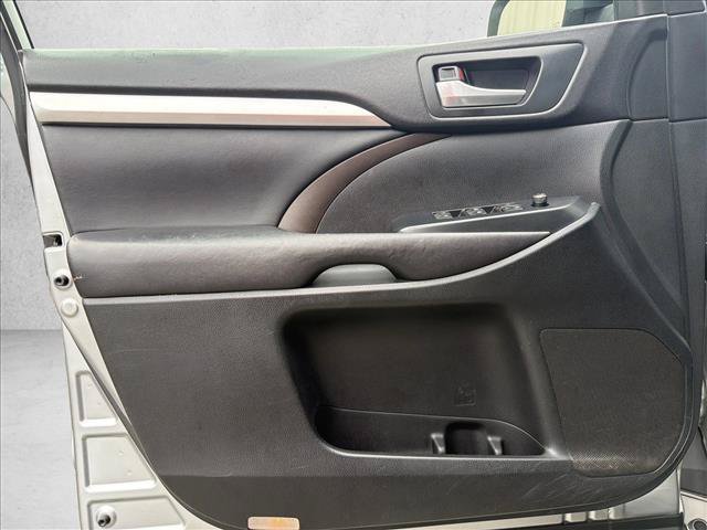 Used 2016 Toyota Highlander XLE w/ Four Season Floor Mat Package AWD/4WD image 10