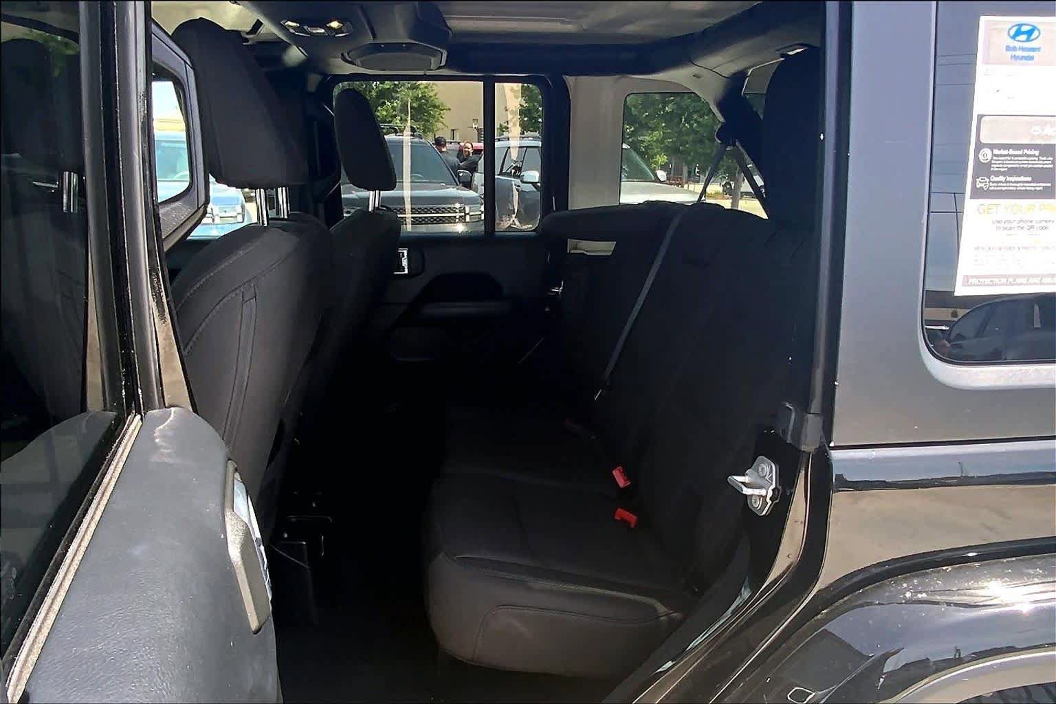Used 2019 Jeep Wrangler Unlimited Sahara AWD/4WD image 21
