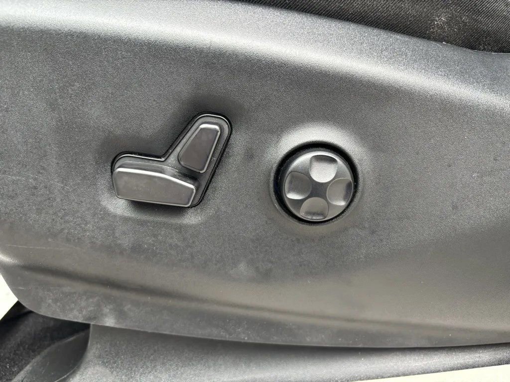 Used 2024 Chrysler Pacifica Touring-L image 22