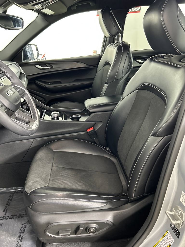 Used 2024 Jeep Grand Cherokee L Laredo image 12