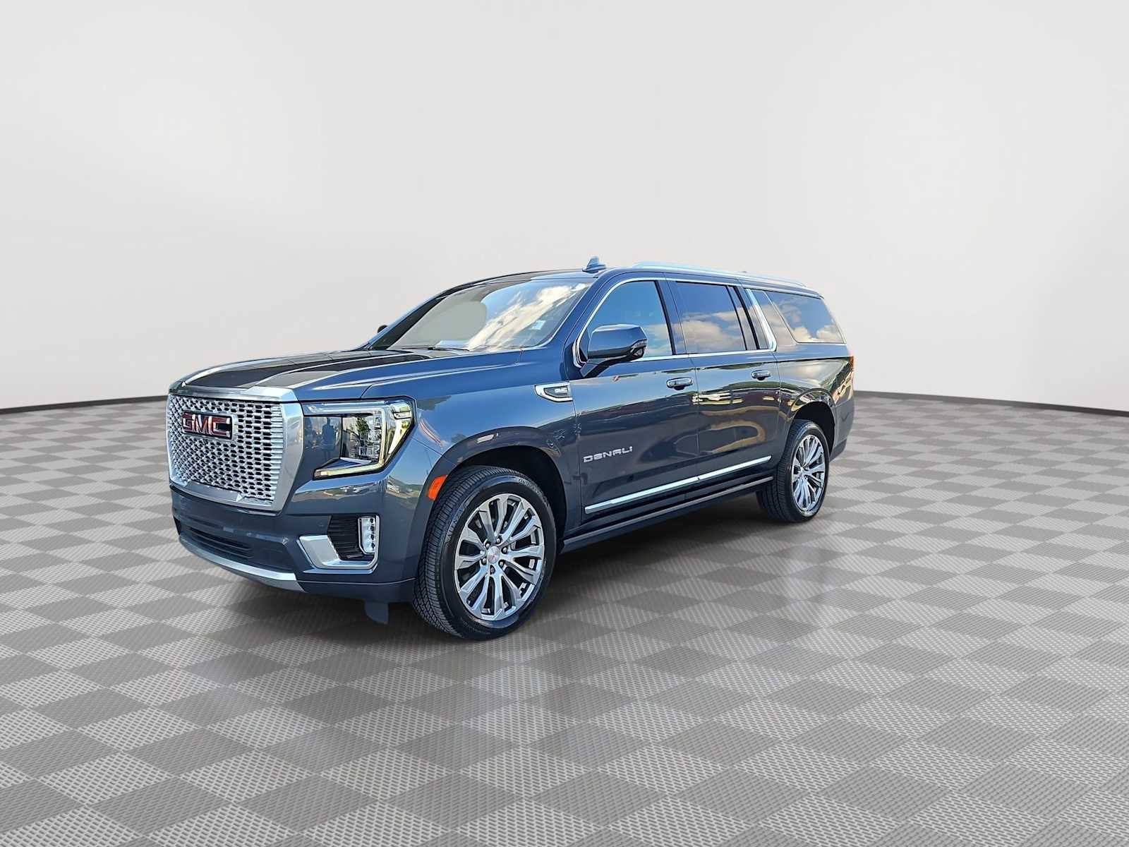 Used 2021 GMC Yukon XL Denali w/ Denali Premium Package image 4