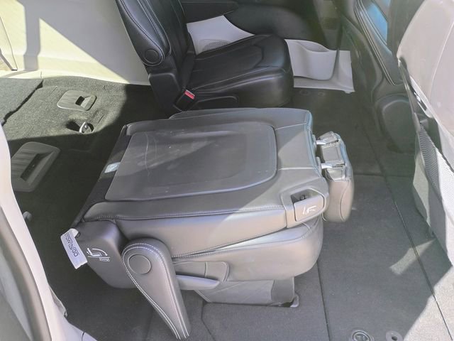 Used 2024 Chrysler Pacifica Touring-L image 19