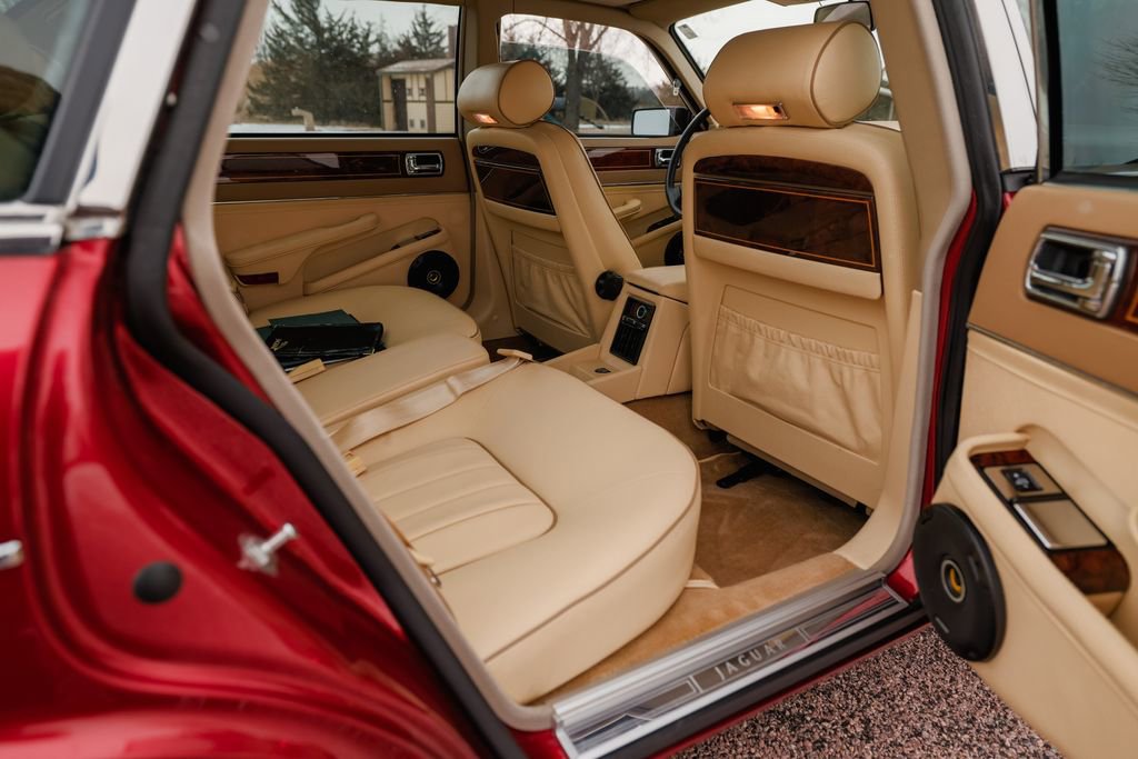 Used 1992 Jaguar XJ Vanden Plas image 8