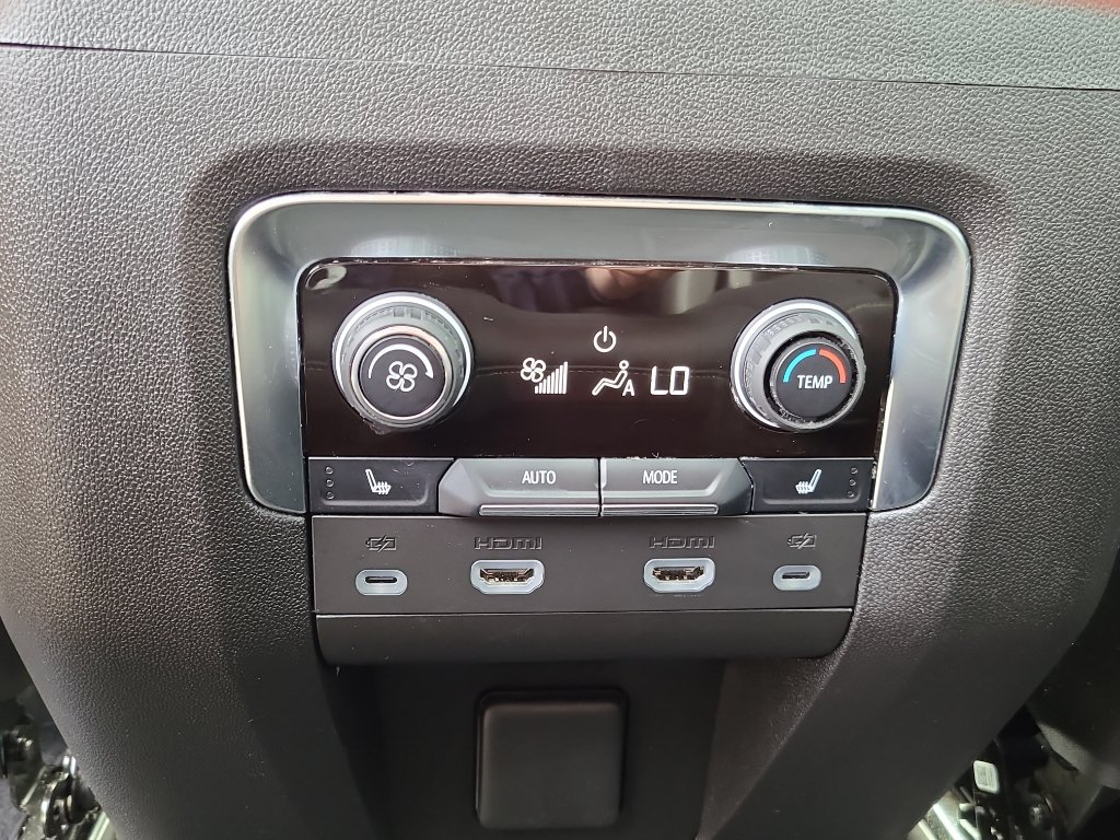 Used 2024 Chevrolet Suburban Premier AWD/4WD image 41