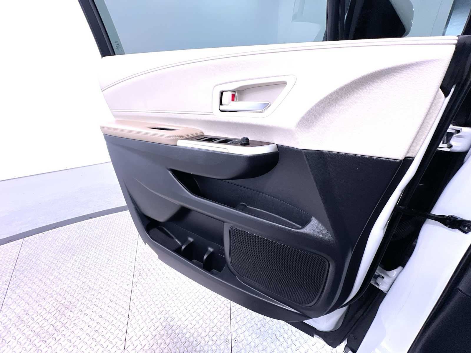 Used 2024 Toyota Sienna XLE FWD image 31