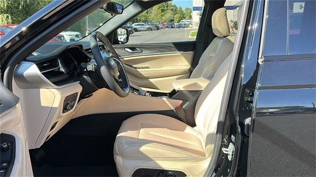 Used 2023 Jeep Grand Cherokee 4WD 4xe image 11