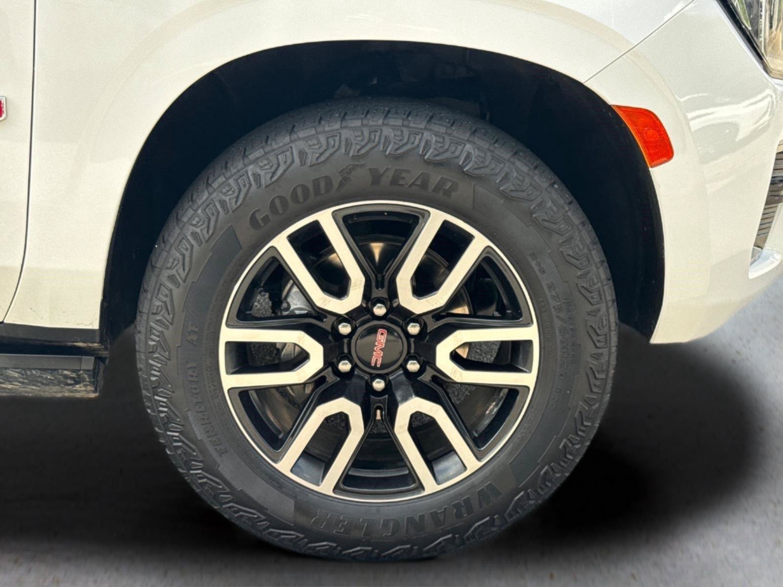Used 2024 GMC Yukon AT4 w/ Technology Package AWD/4WD image 10