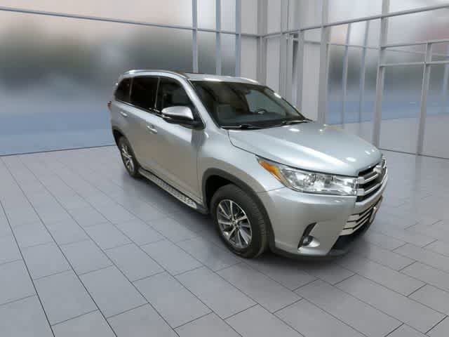 Certified 2017 Toyota Highlander XLE FWD image 2