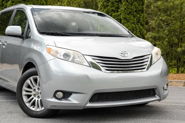 Used 2015 Toyota Sienna XLE w/ XLE Navigation Package FWD image 6