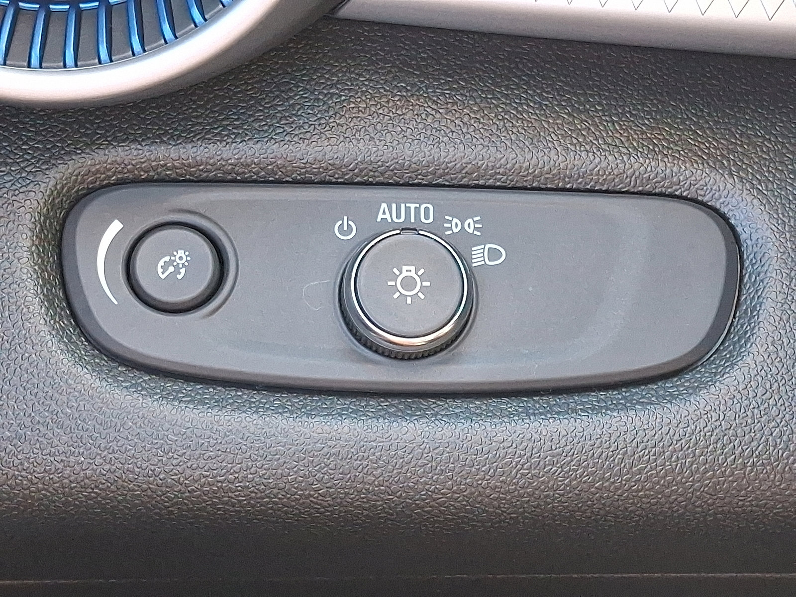 Used 2025 Chevrolet Trax LS image 25