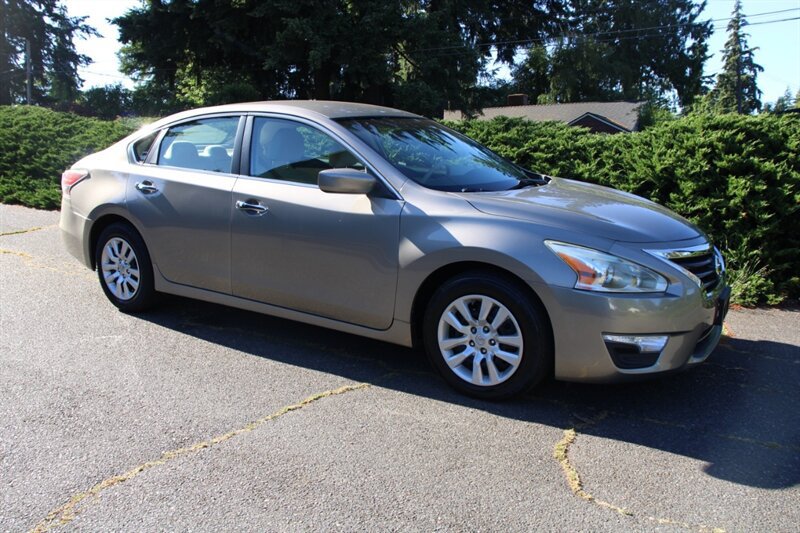 Used 2014 Nissan Altima 2.5 S w/ Display Audio Package FWD image 2