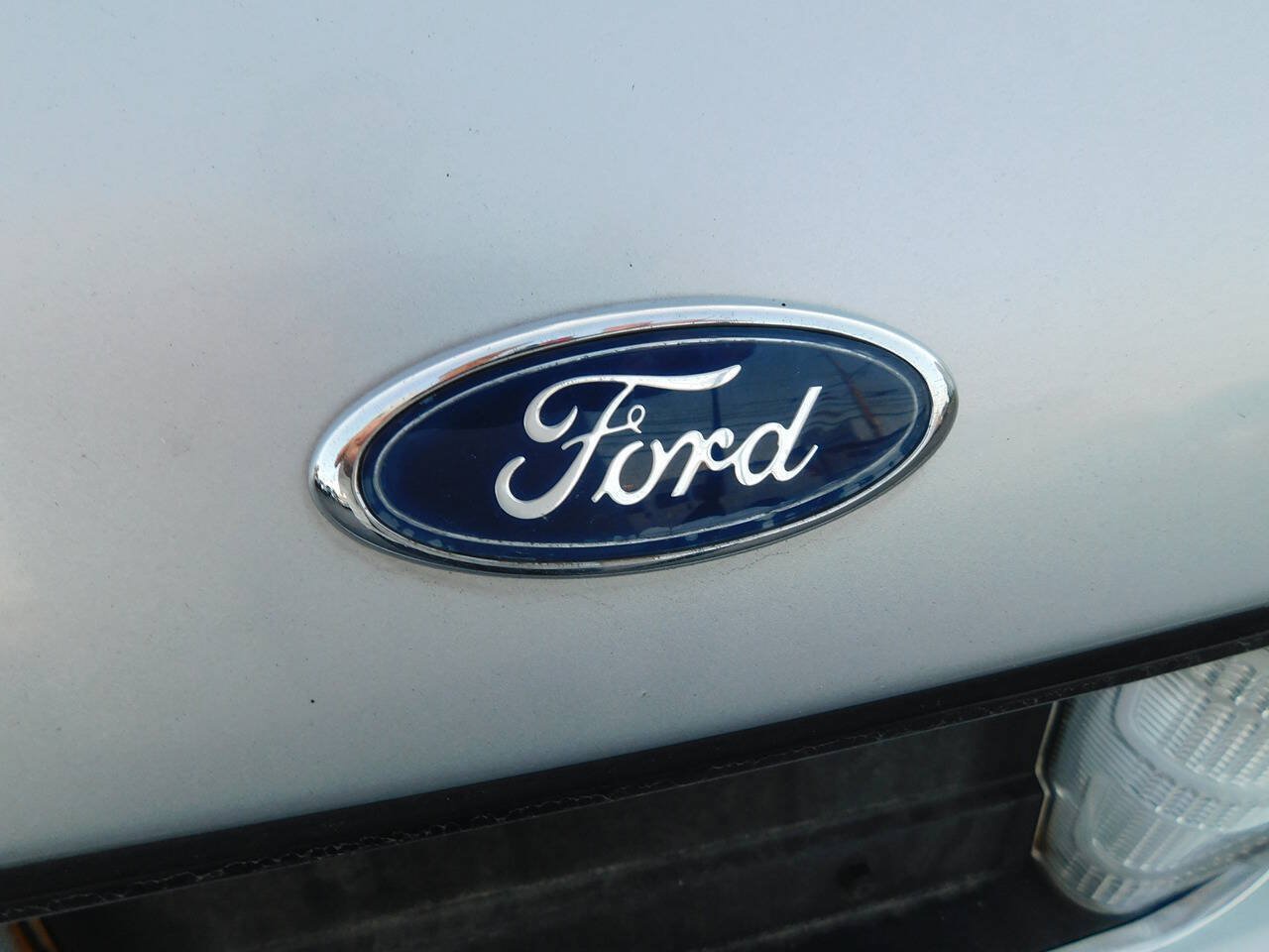 Used 2003 Ford Crown Victoria LX RWD image 9