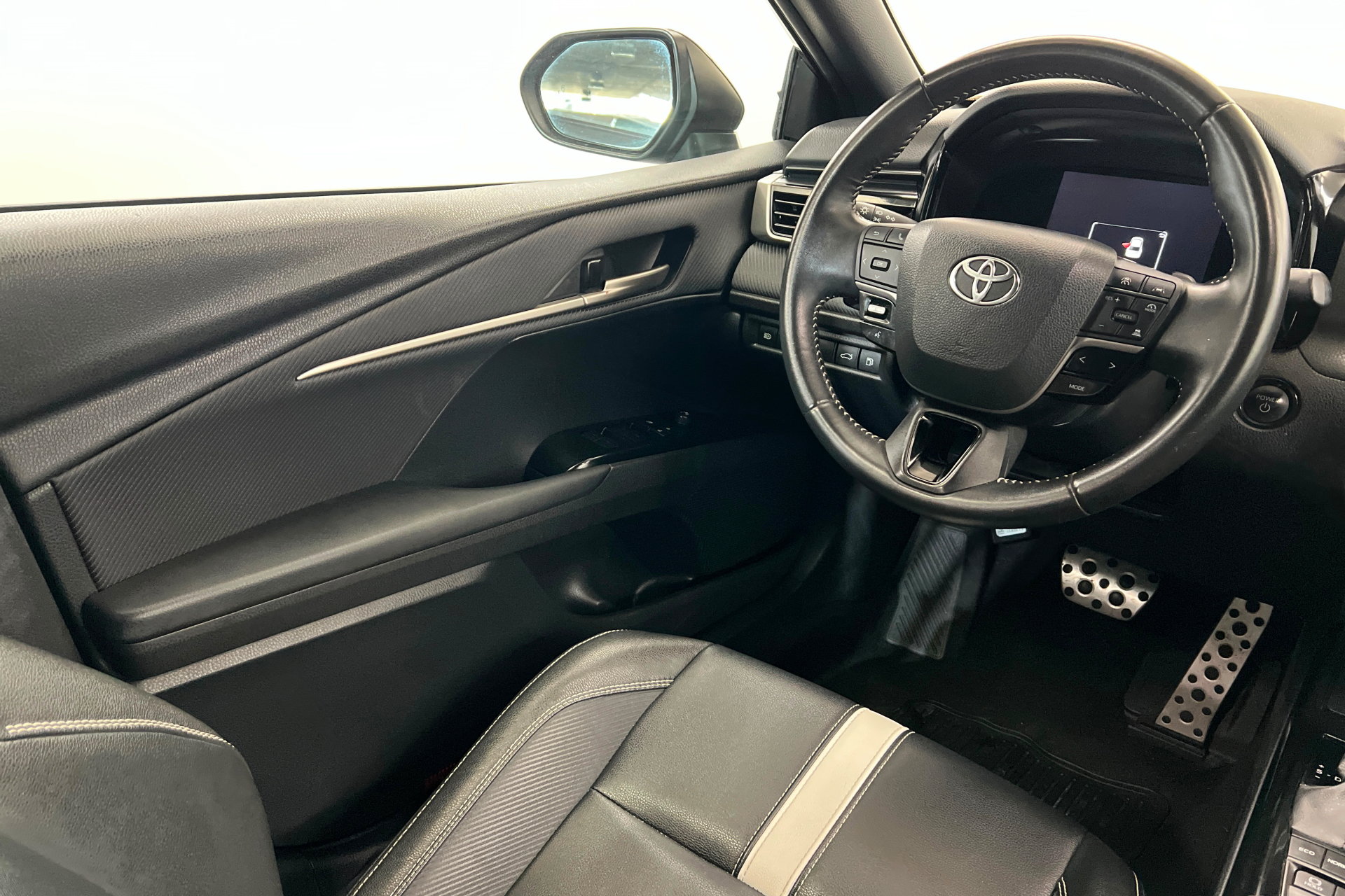 Used 2025 Toyota Camry SE FWD image 11