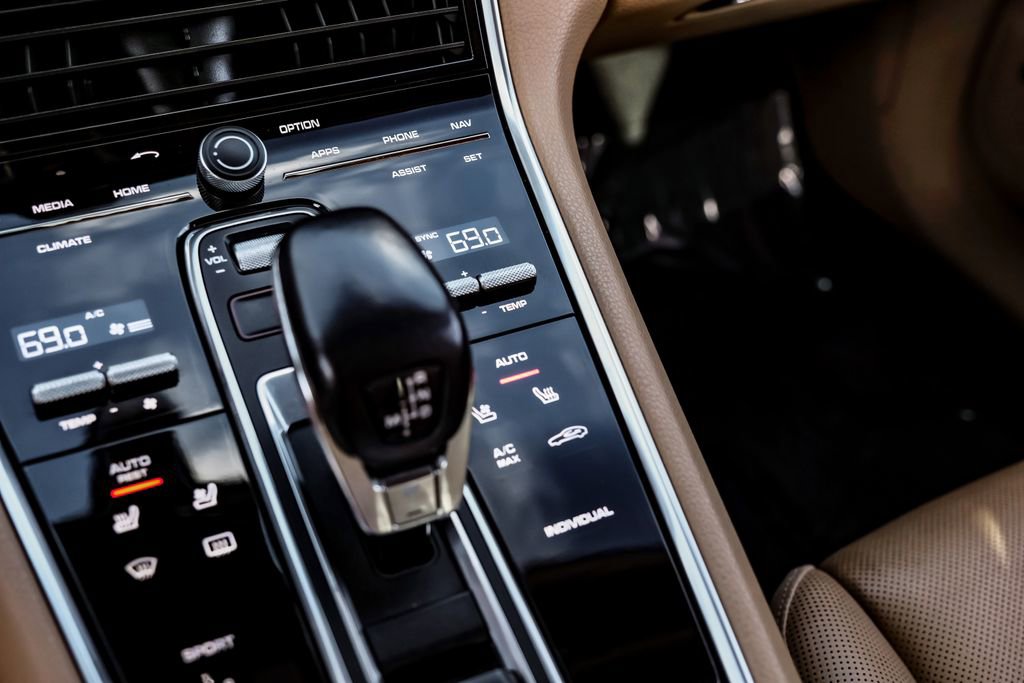 Used 2018 Porsche Panamera 4 image 26