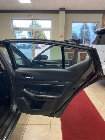 Used 2023 Nissan Altima 2.5 SR FWD image 10