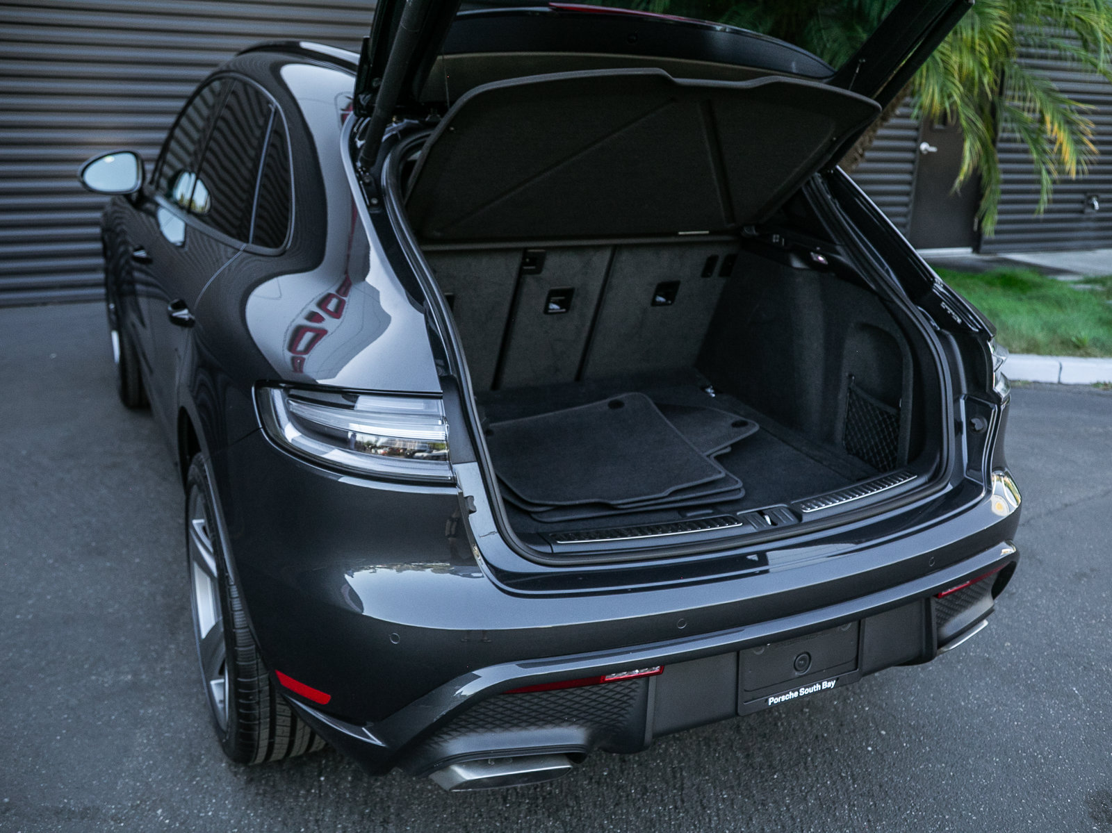 Certified 2023 Porsche Macan AWD/4WD image 22