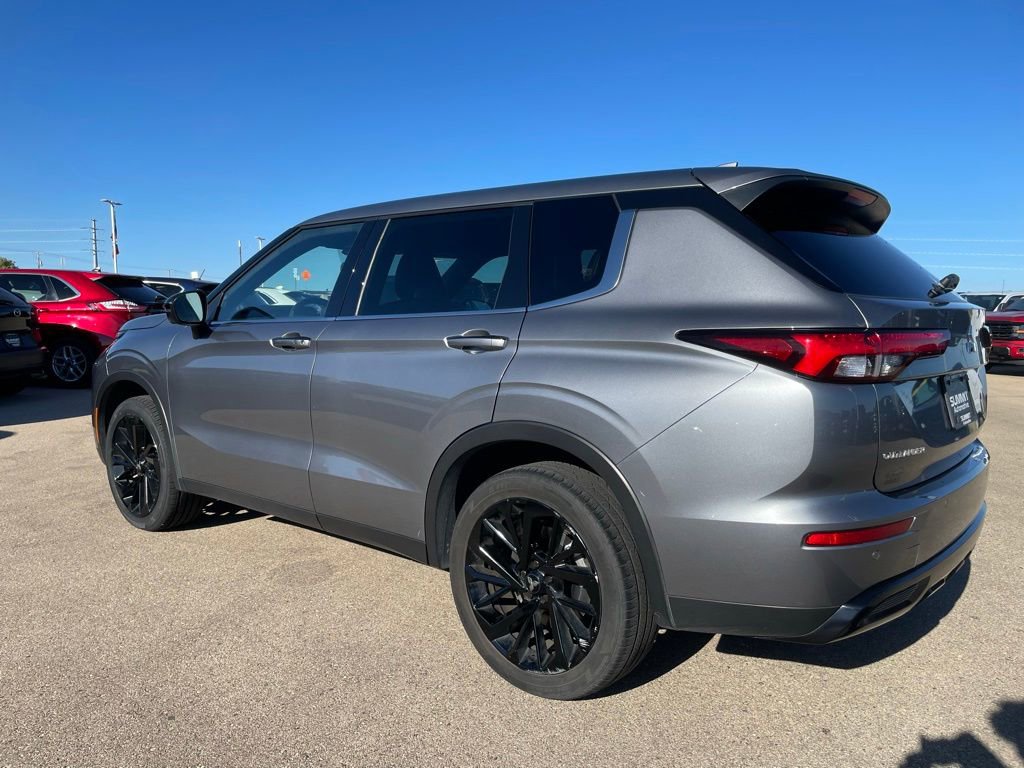 Used 2023 Mitsubishi Outlander SE Black Edition image 5