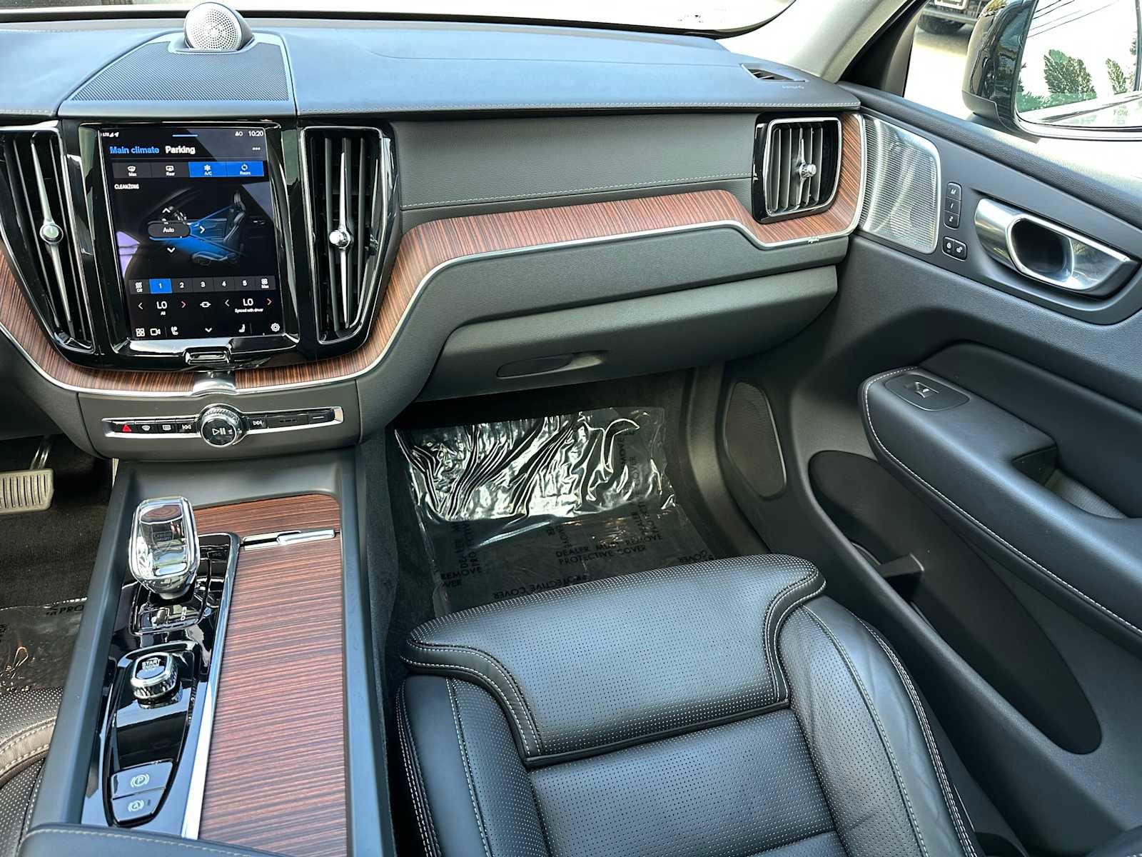 Certified 2023 Volvo XC60 T8 Ultimate w/ Climate Package image 18