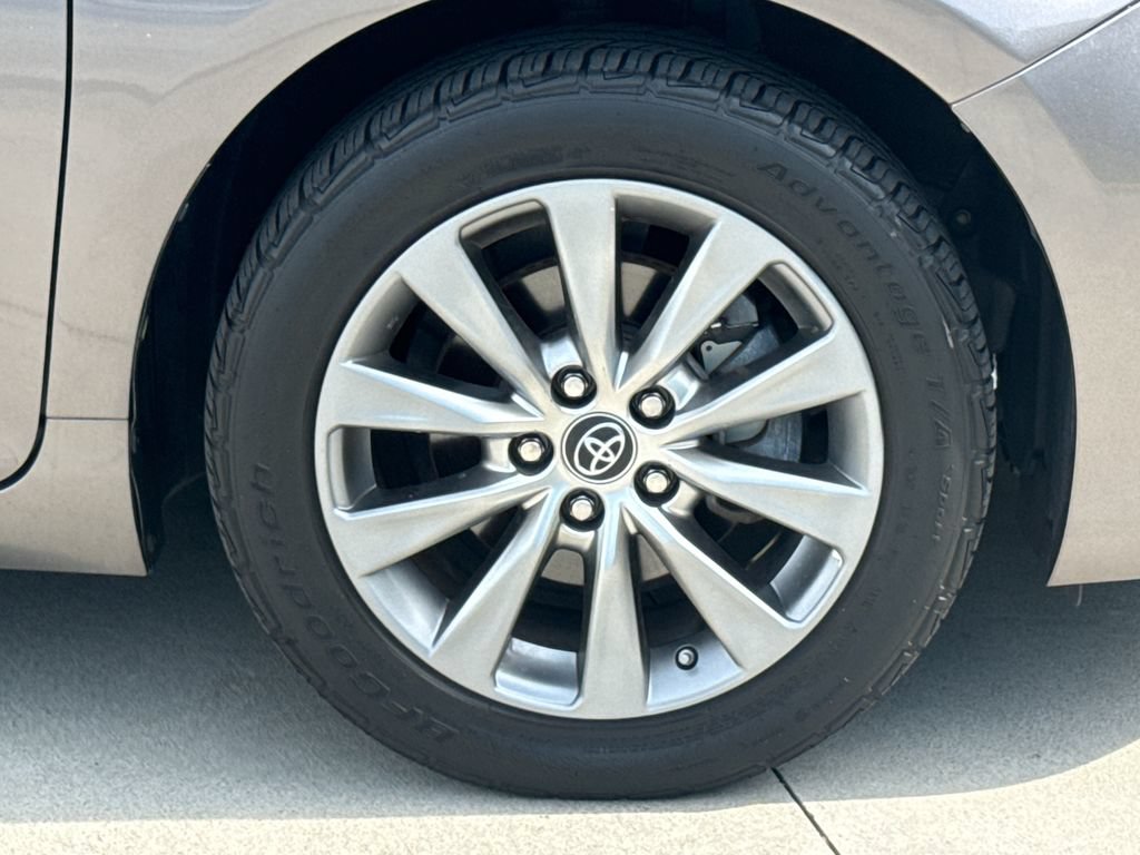 Used 2017 Toyota Camry XLE w/ Moonroof Package FWD image 11