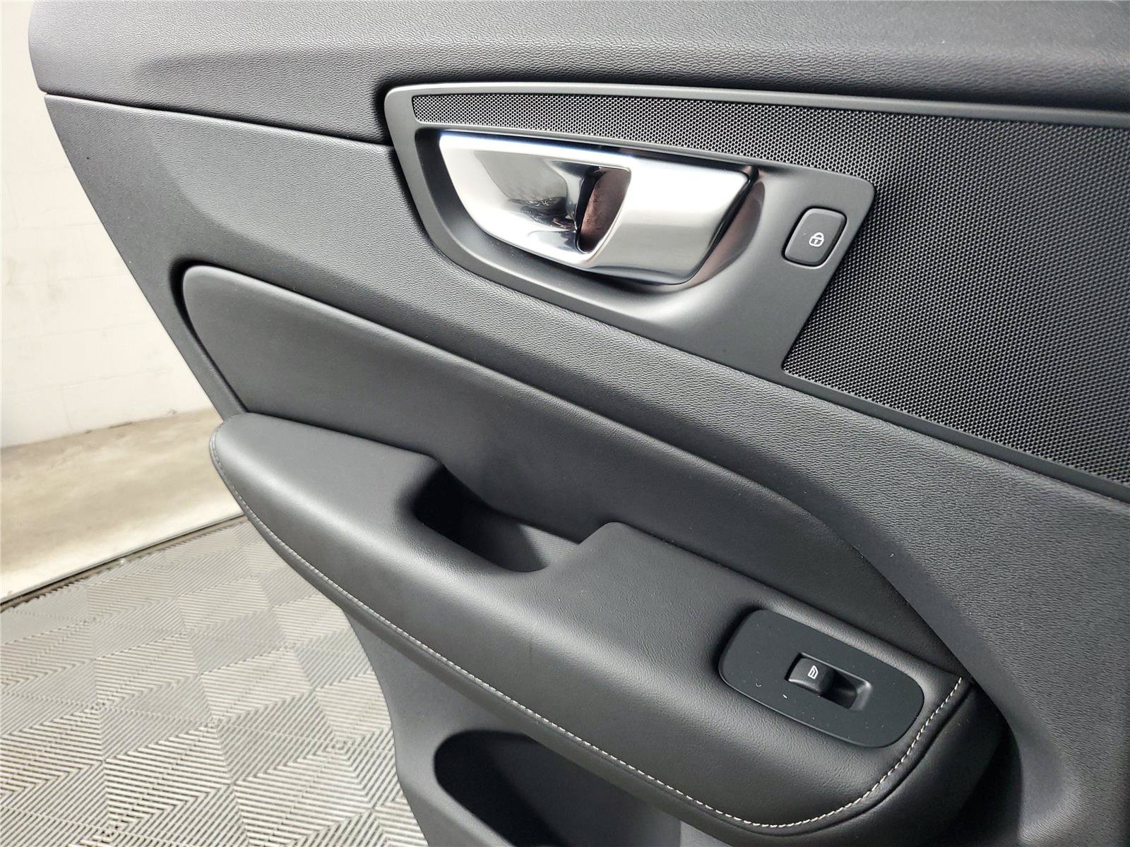 Certified 2025 Volvo XC60 B5 Ultra AWD/4WD image 18