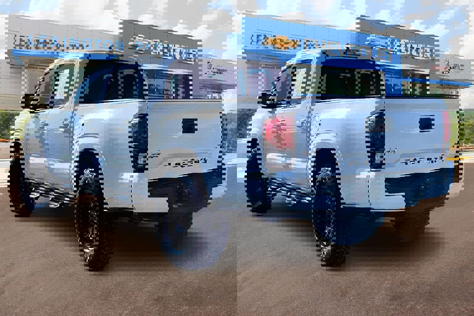 Used 2019 Toyota Tacoma SR w/ SR Convenience Package image 2