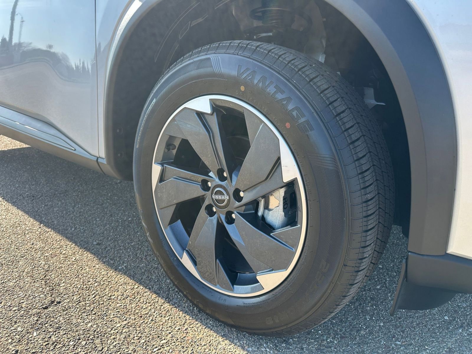 Used 2025 Nissan Rogue SV image 31