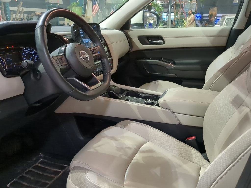 Used 2024 Nissan Pathfinder SL w/ Lighting Package (N92) AWD/4WD image 15