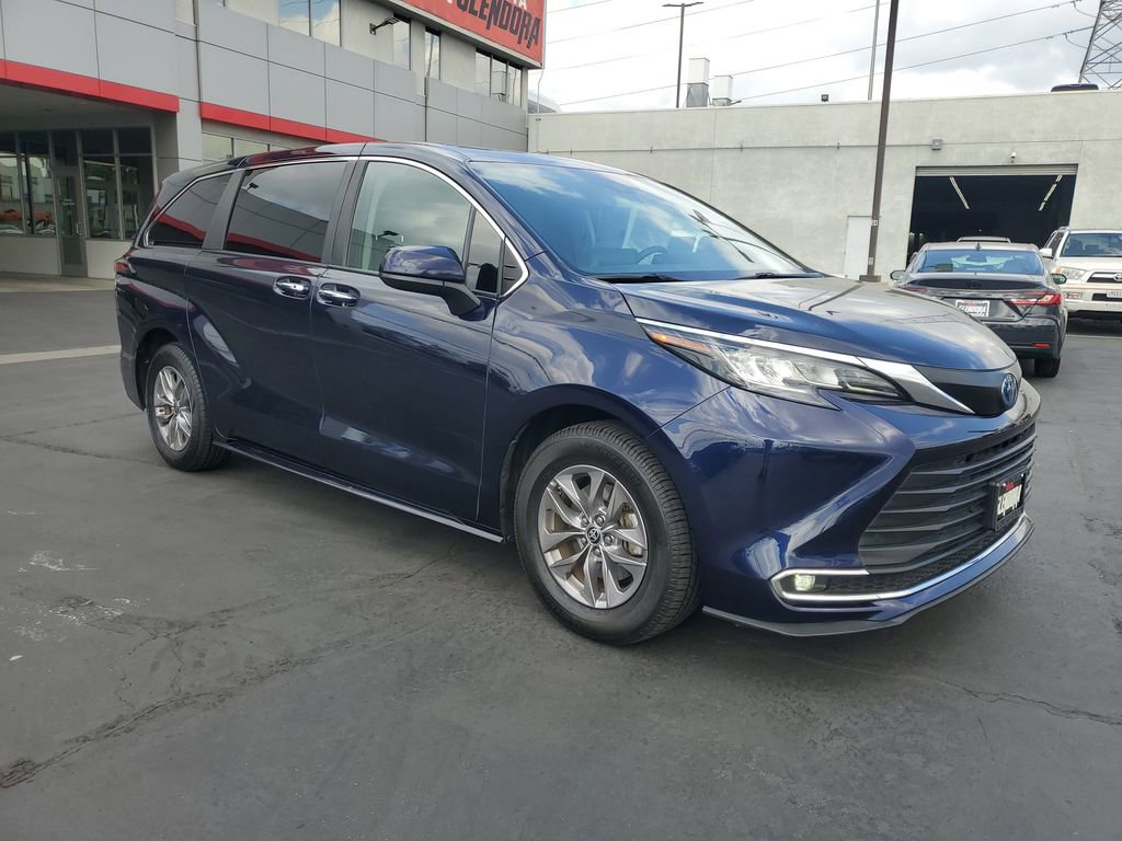 Used 2022 Toyota Sienna XLE image 35