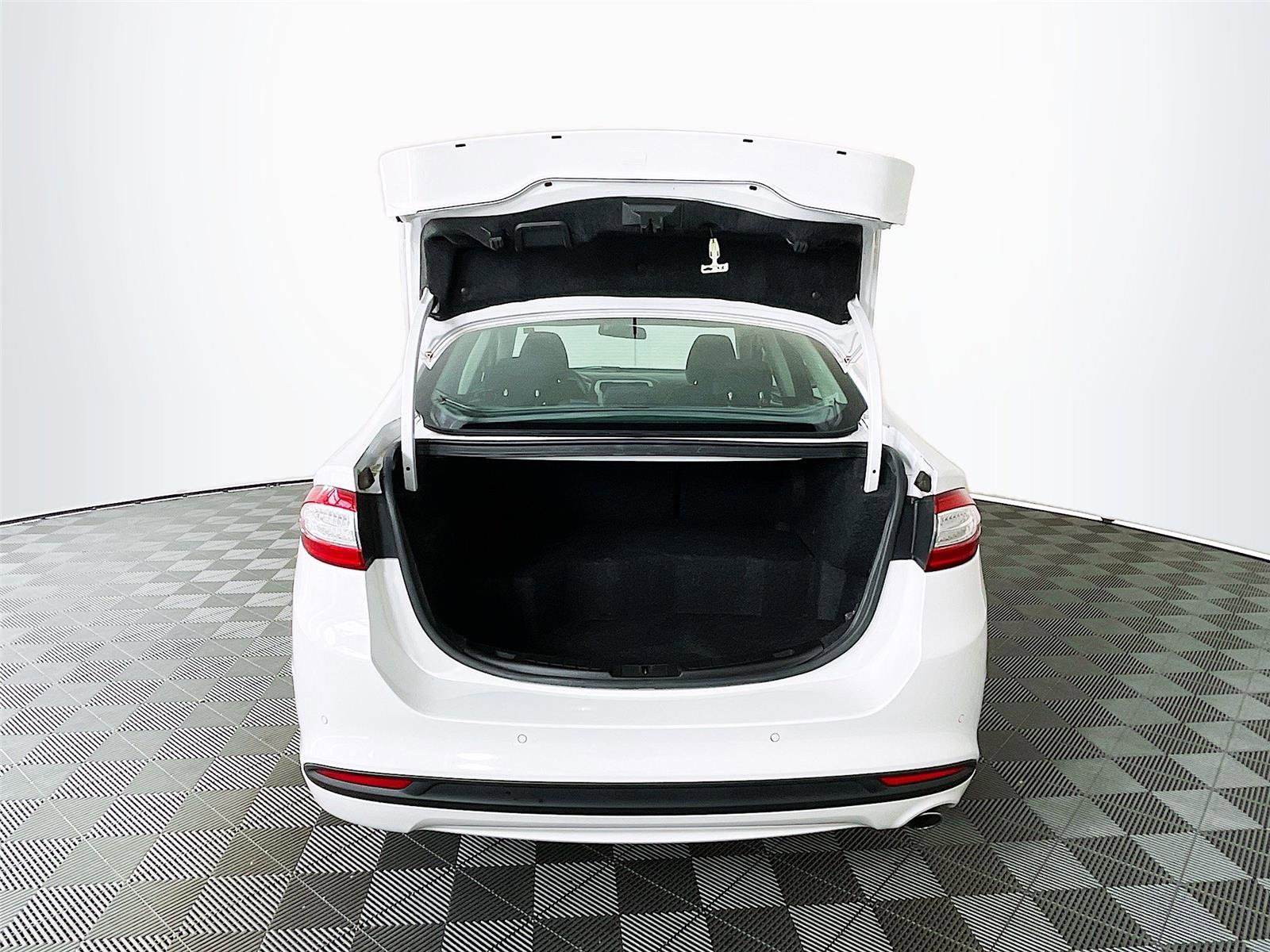 Used 2016 Ford Fusion SE image 27