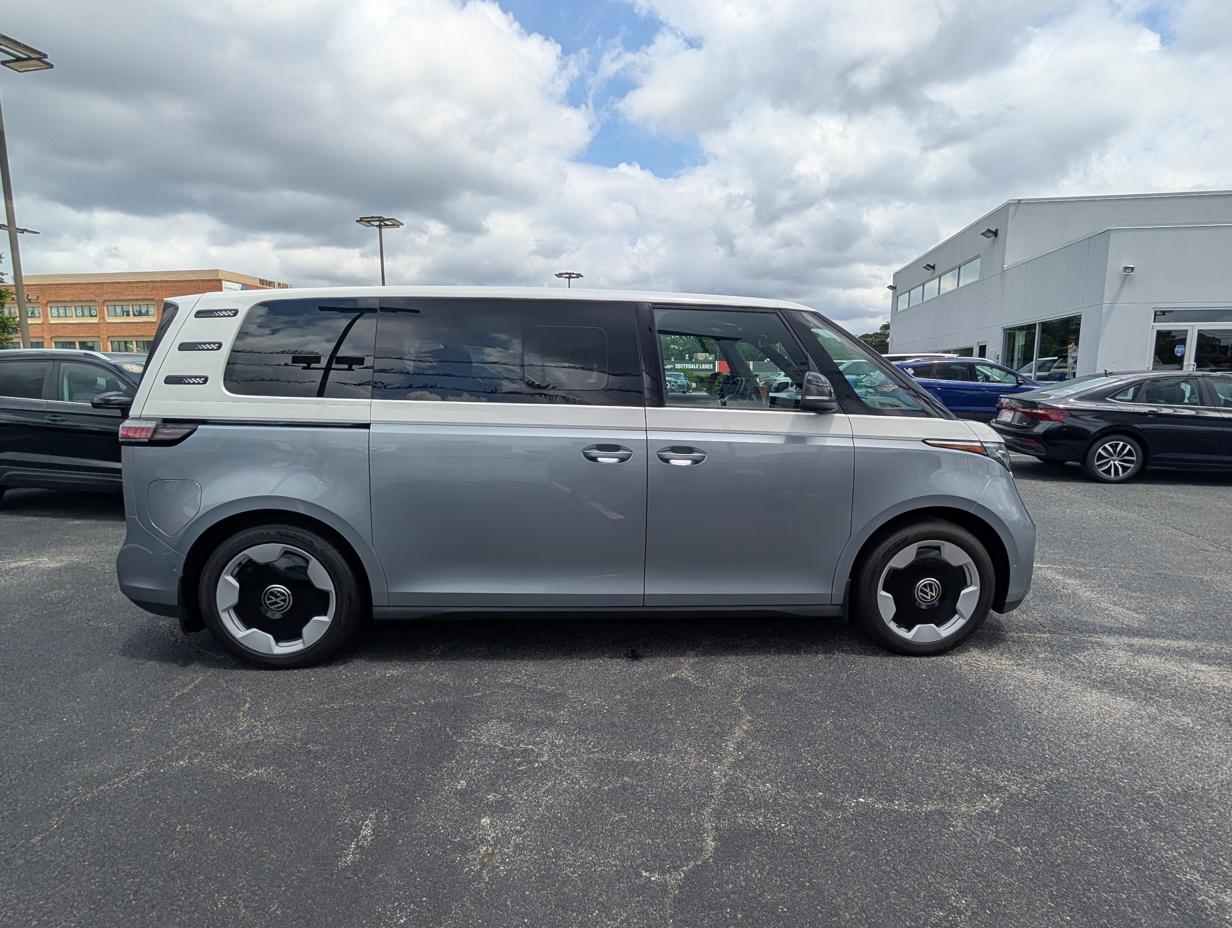 Used 2025 Volkswagen ID. Buzz Pro S Plus w/ Cupholders Package RWD image 2
