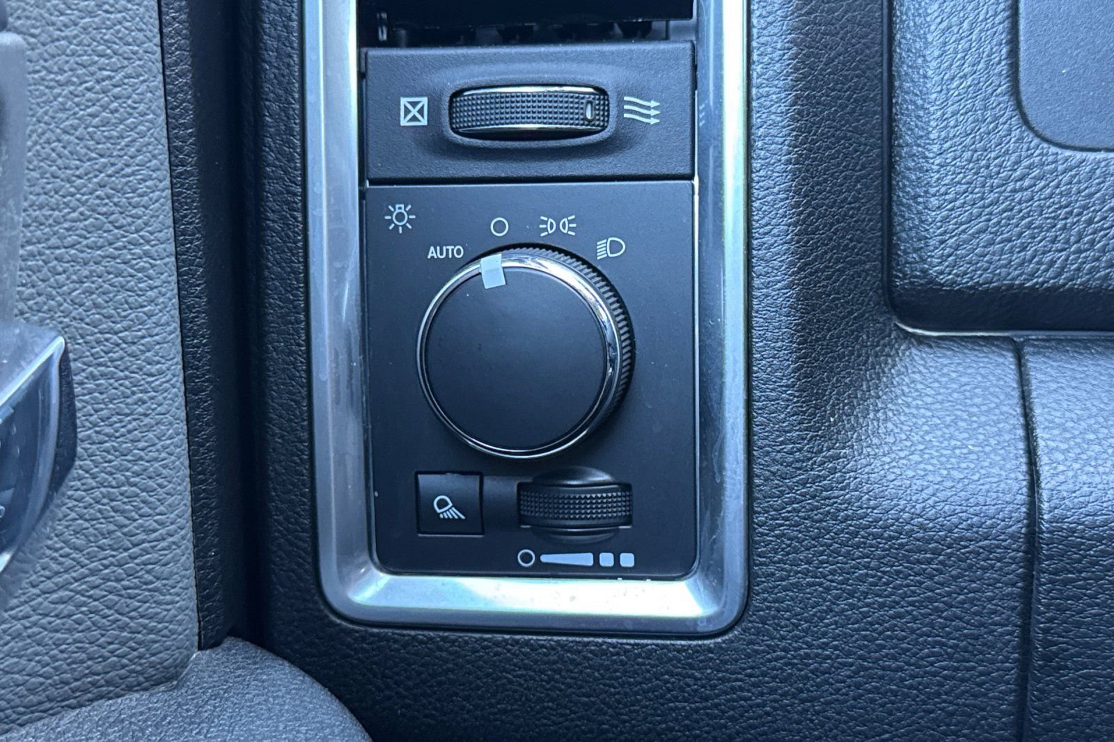 Used 2022 RAM 1500 Classic SLT image 28