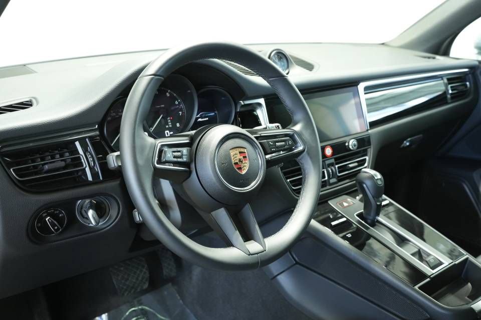 Certified 2025 Porsche Macan AWD/4WD image 4