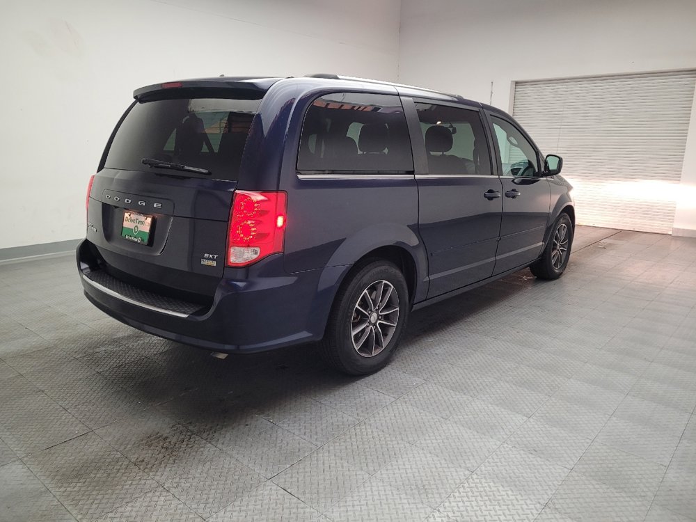 Used 2017 Dodge Grand Caravan SXT w/ Rear Park Assist Package FWD image 9