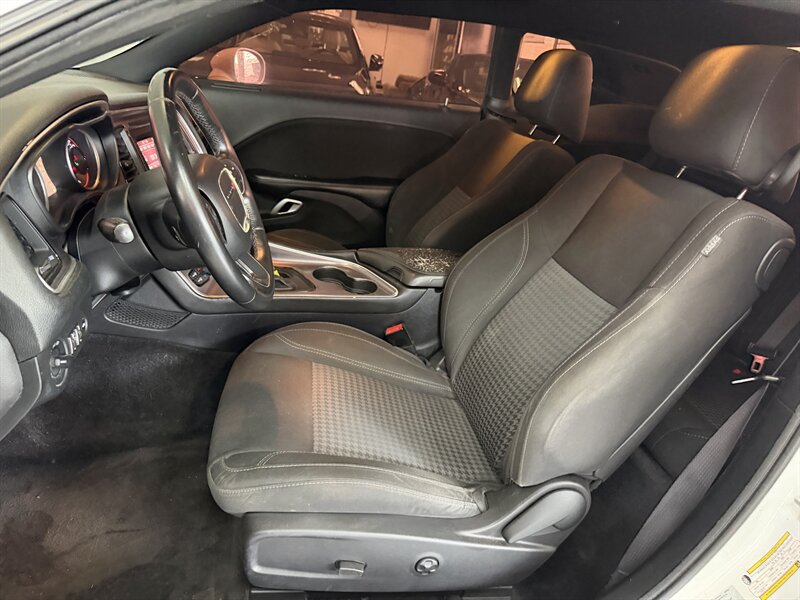 Used 2016 Dodge Challenger SXT RWD image 10