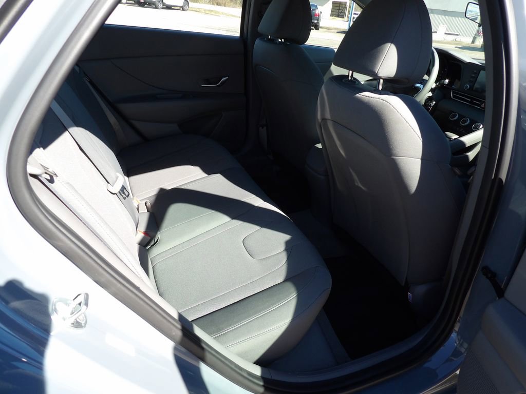 Used 2023 Hyundai Elantra SE w/ Preferred Accessory Package image 11