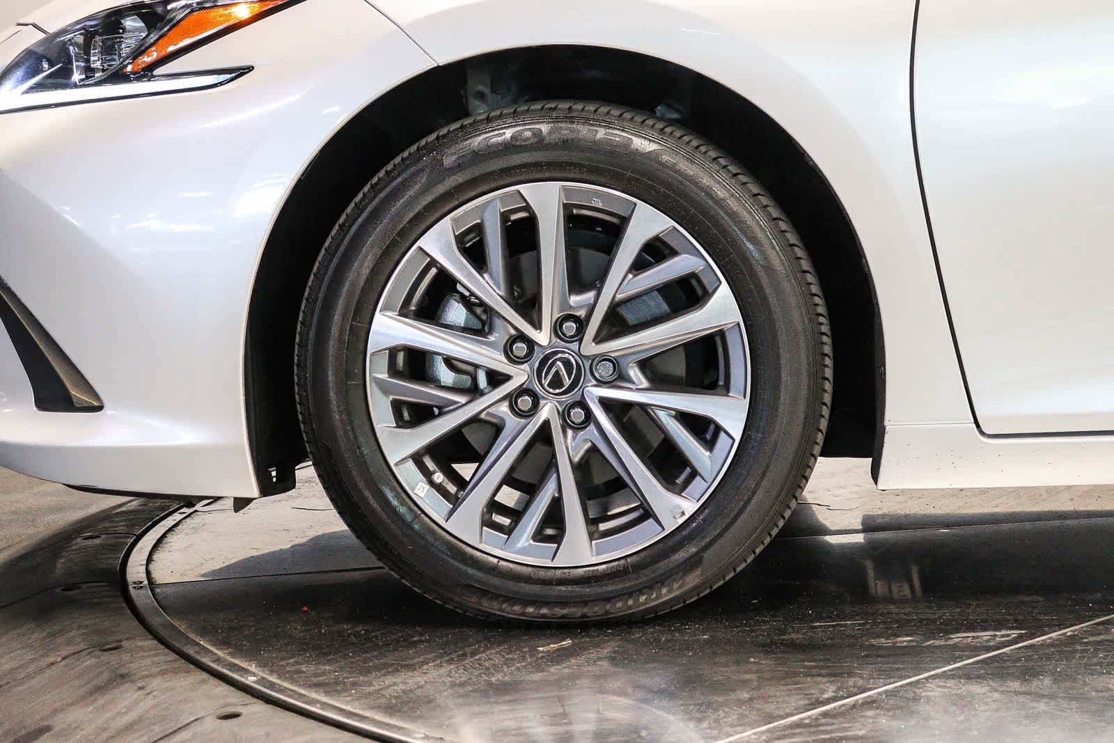 Used 2025 Lexus ES 350 w/ Accessory Package (Z2) FWD image 9