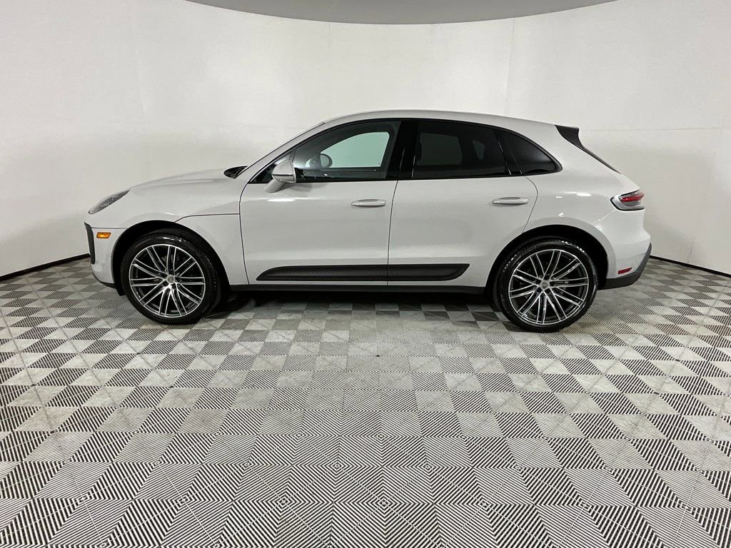 Used 2023 Porsche Macan Turbo image 2