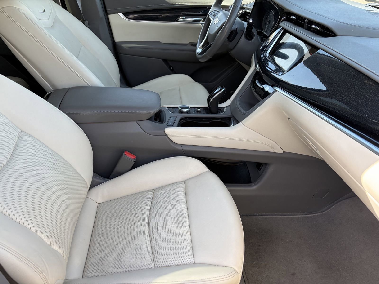 Used 2023 Cadillac XT6 Premium Luxury w/ Technology Package FWD image 7