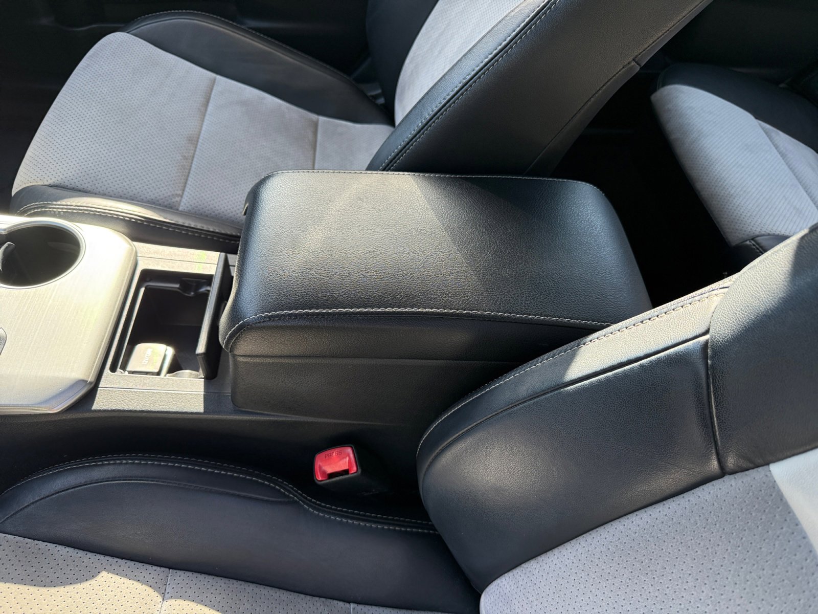Used 2012 Toyota Camry SE w/ Leather Pkg FWD image 14