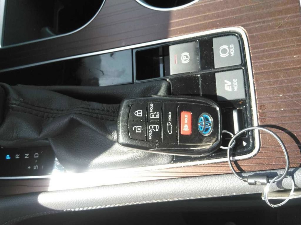 Used 2024 Toyota Sienna XLE FWD image 8