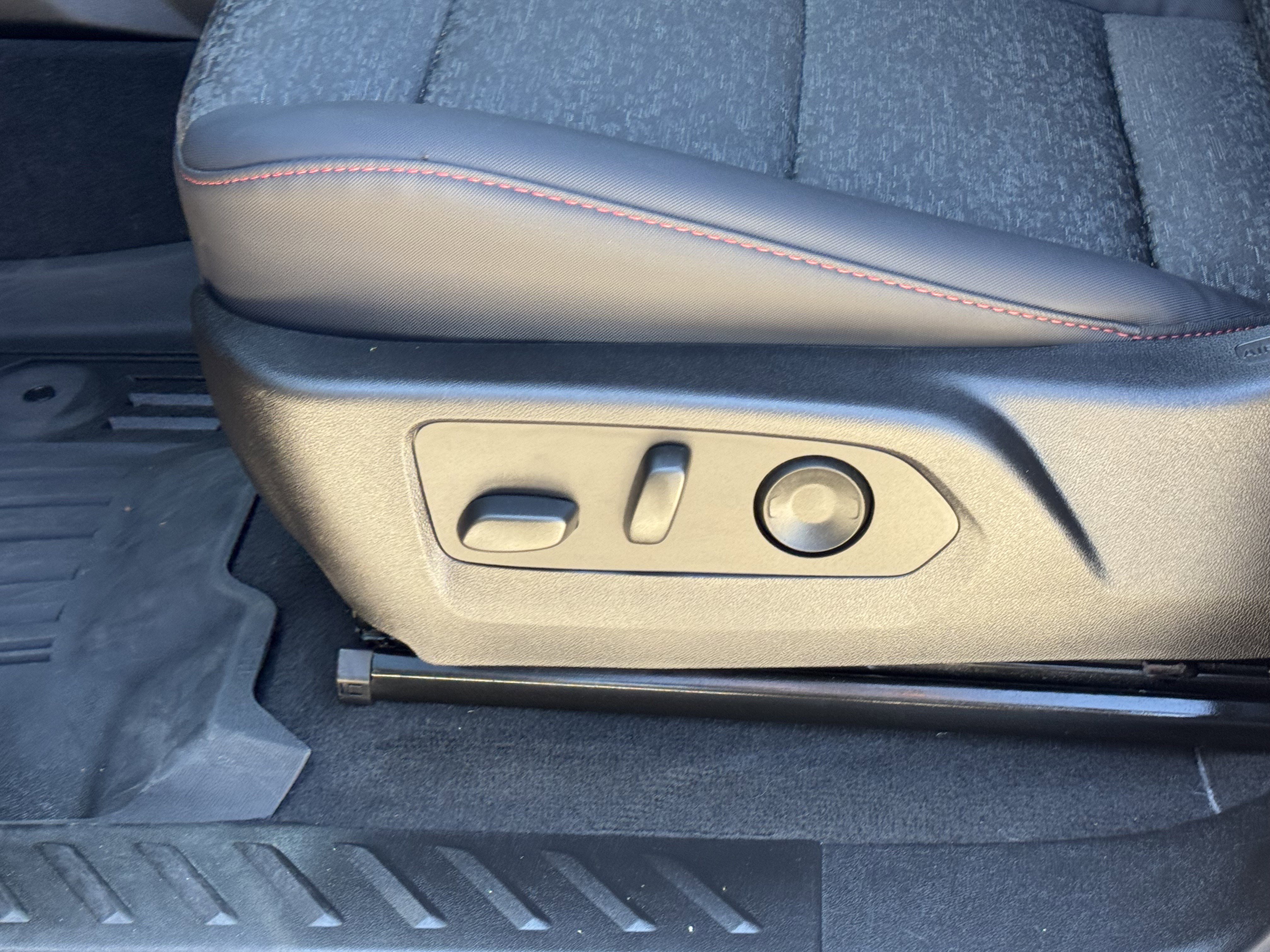 Used 2024 Chevrolet Colorado Z71 w/ Z71 Convenience Package 2 image 17