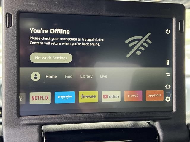 Used 2023 Chrysler Pacifica Limited w/ Uconnect Theater Family Group FWD image 18