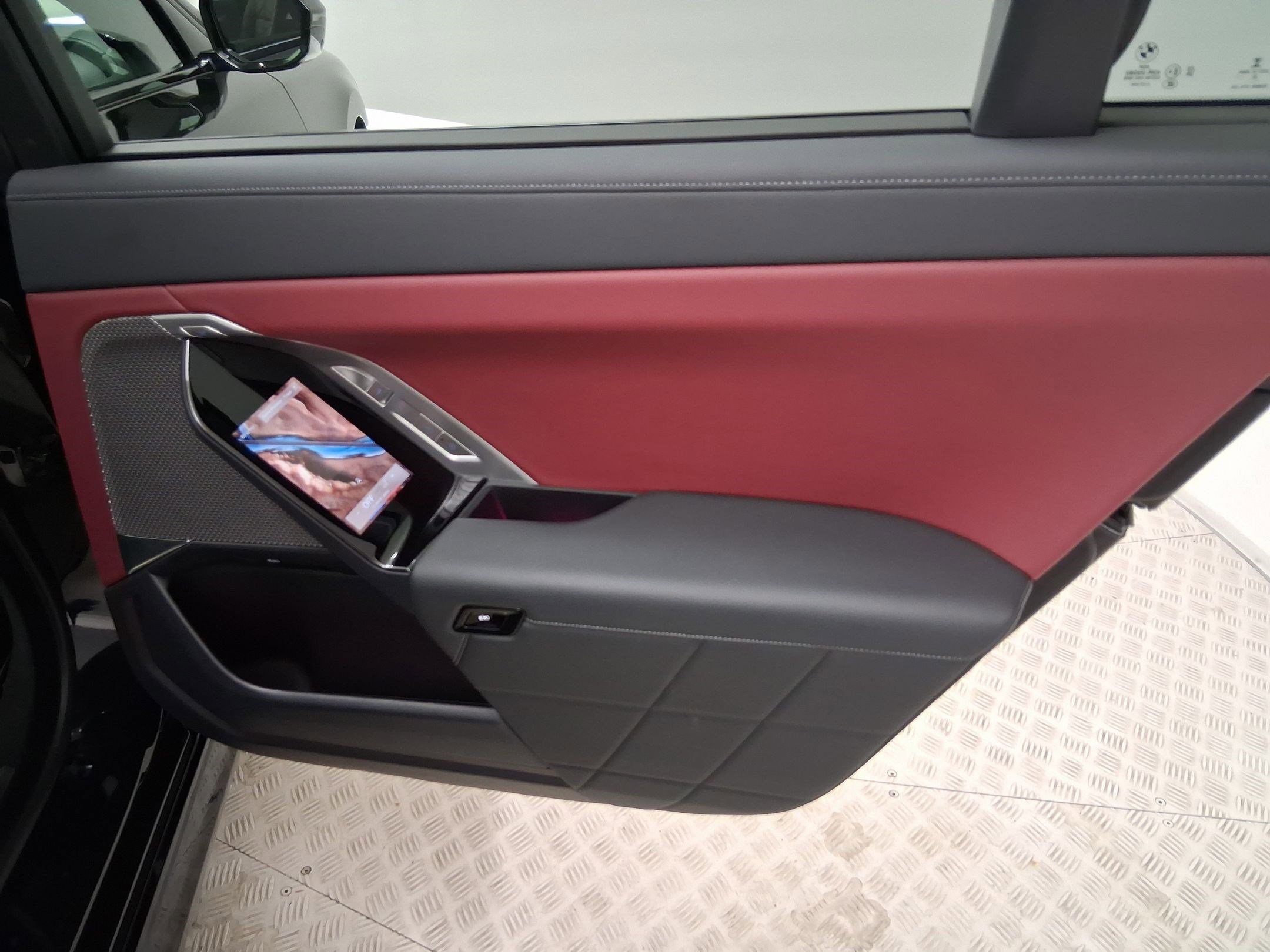 Used 2023 BMW 740i image 28