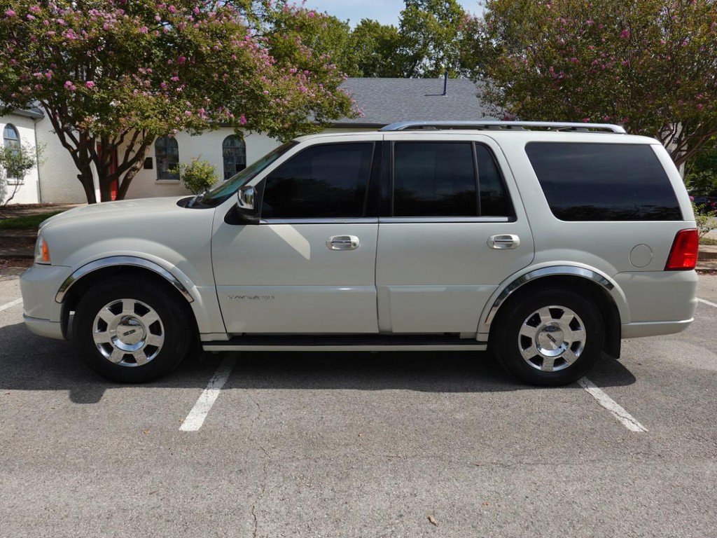 Used 2005 Lincoln Navigator Luxury image 4