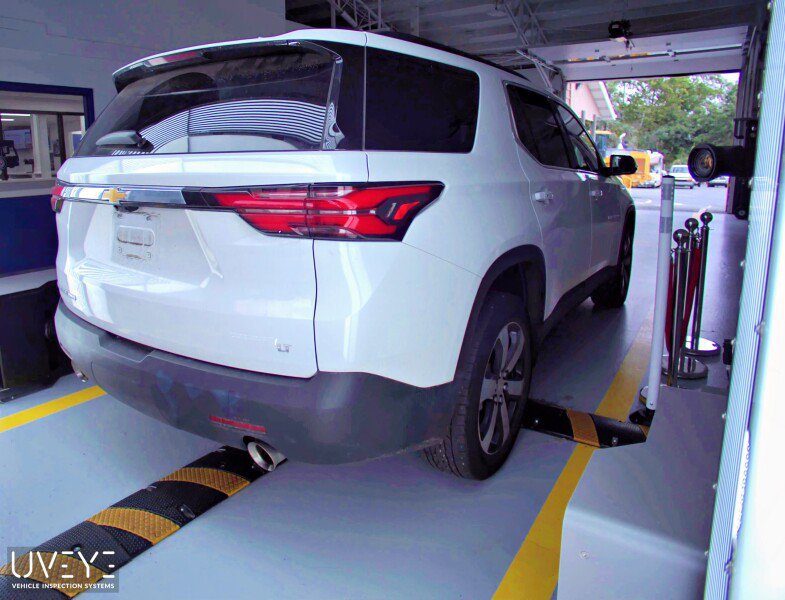 Used 2023 Chevrolet Traverse LT w/ LT Premium Package AWD/4WD image 3