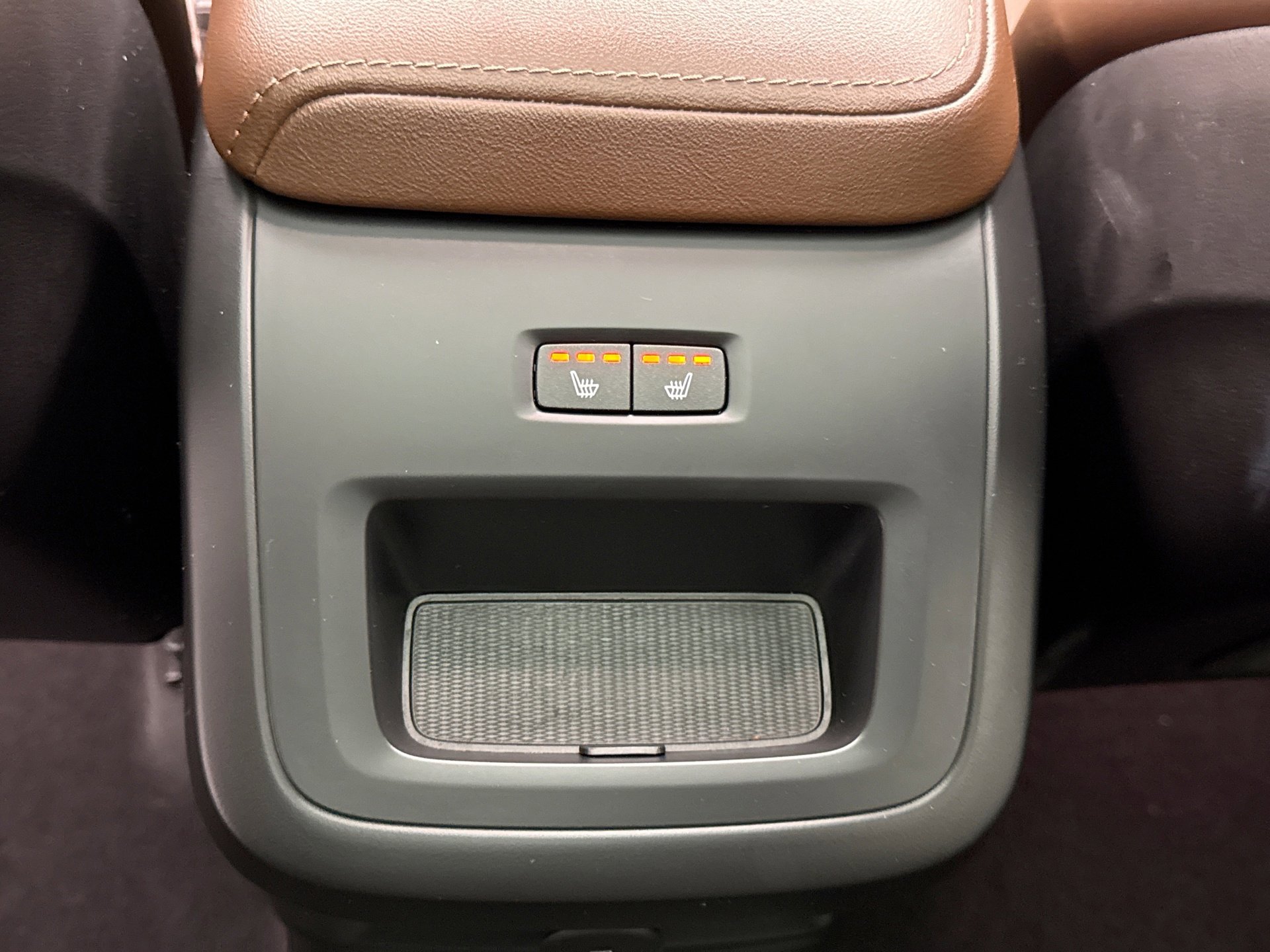 Used 2023 Volvo XC60 T8 Ultimate w/ Climate Package image 22